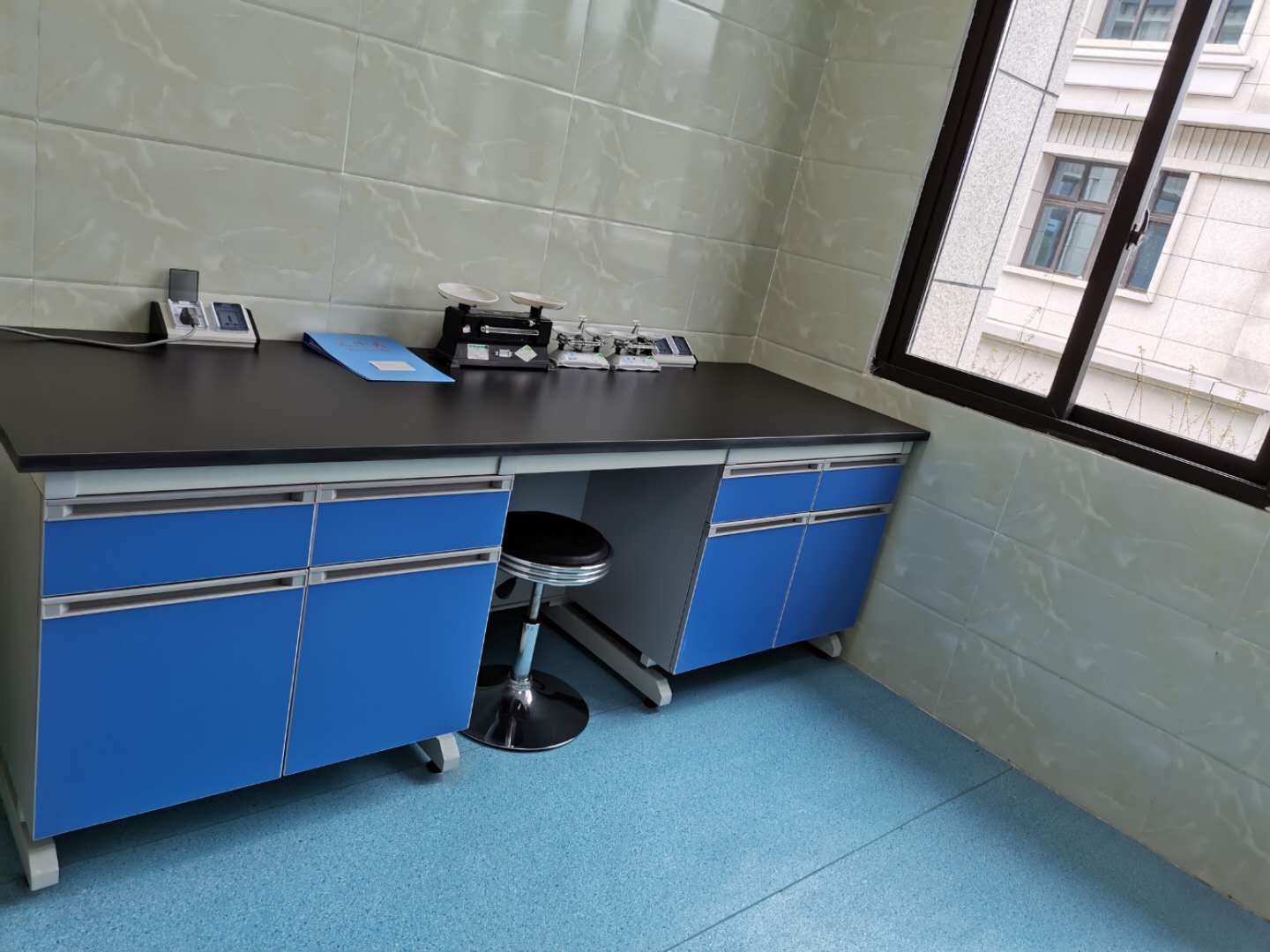 祝賀我司與潼南水務(wù)集團(tuán)達(dá)成實(shí)驗(yàn)臺定制合作，并且工程順利完成驗(yàn)收！